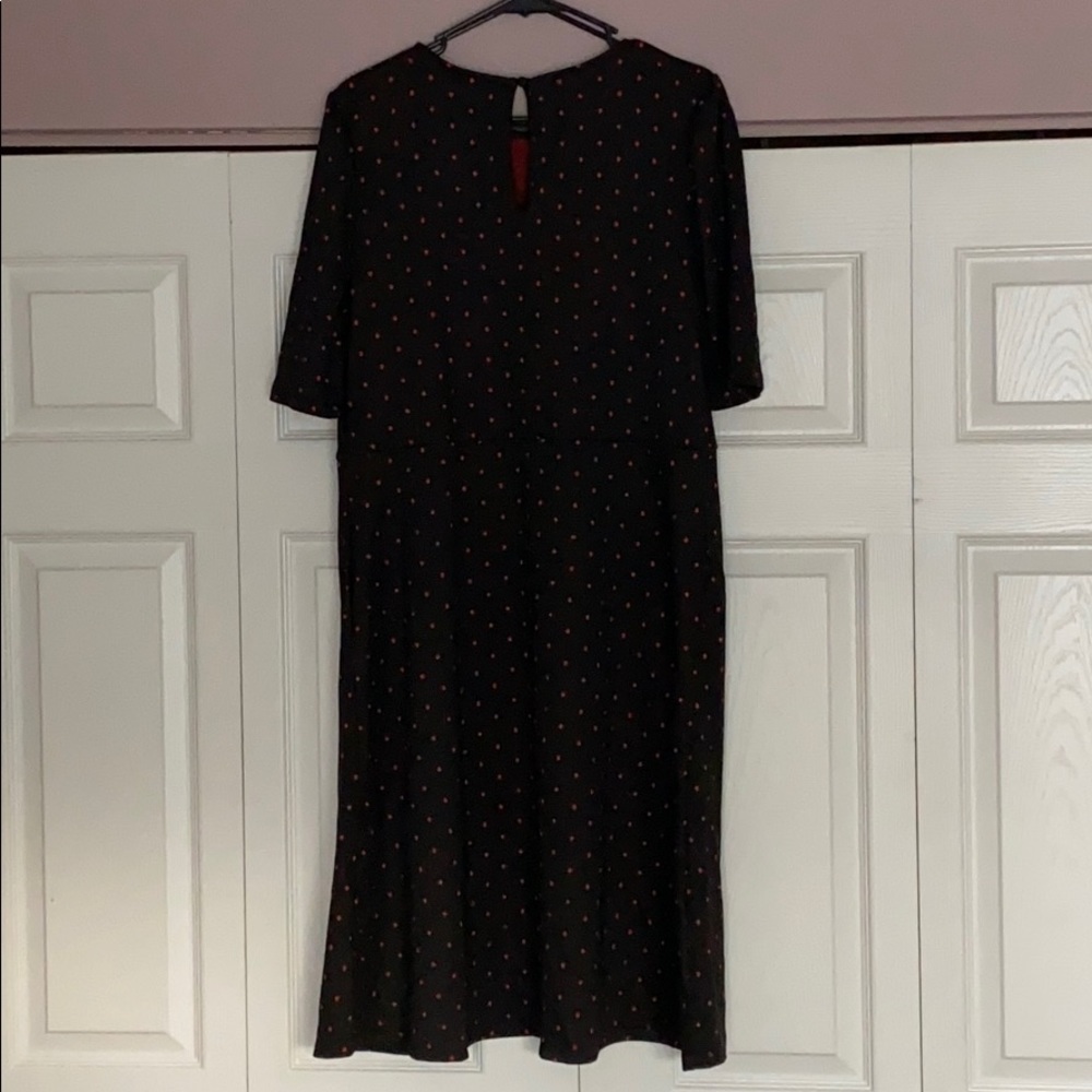 Women's Short Sleeve Round Neck Seamed Dress - Picture 4 of 4